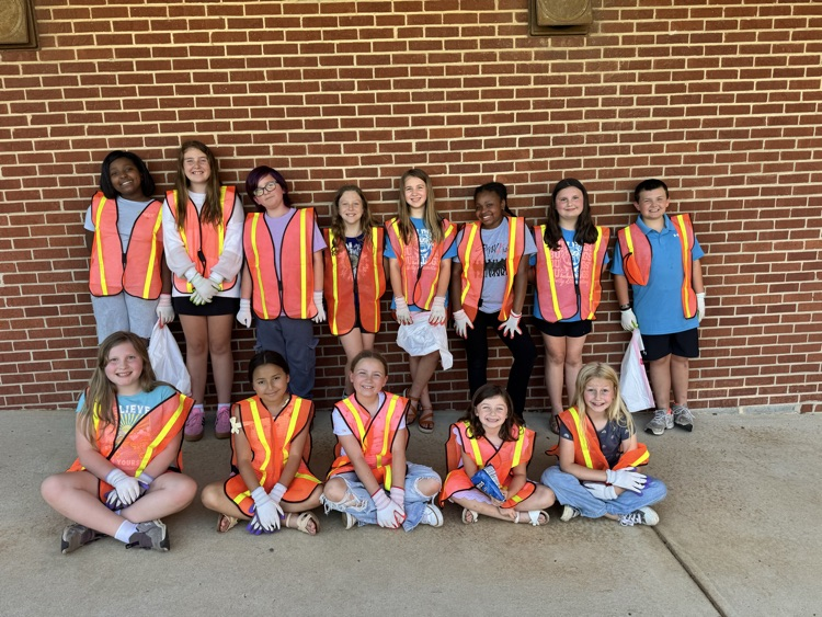Liberty Elementary Service Club in cleans up downtown
