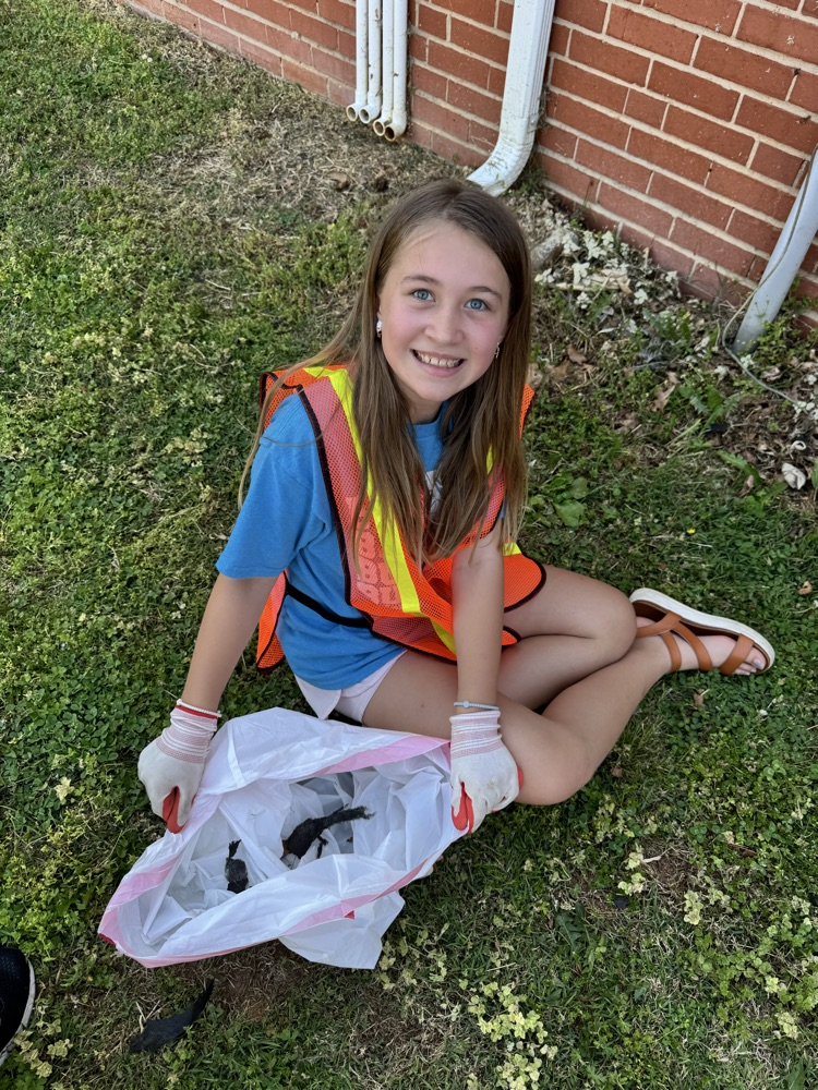 Liberty Elementary Service Club in cleans up downtown