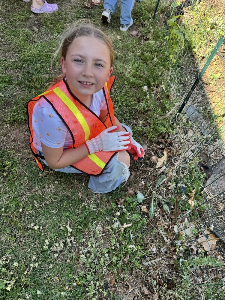 Liberty Elementary Service Club in cleans up downtown