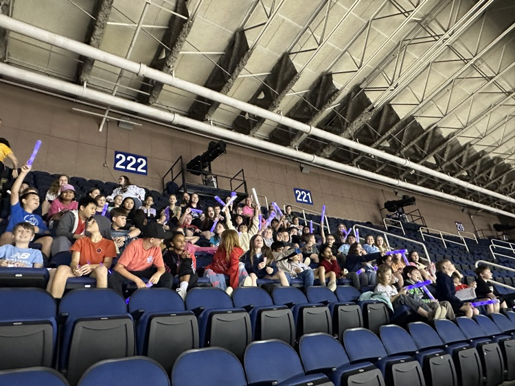 4th grade students had a wonderful field trip to see the Greensboro Gargoyles play today! 🏒 