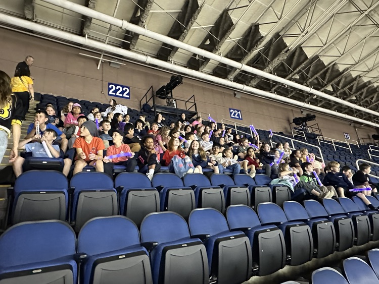 4th grade students had a wonderful field trip to see the Greensboro Gargoyles play today! 🏒 