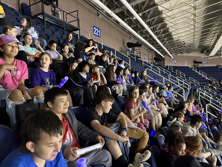 4th grade students had a wonderful field trip to see the Greensboro Gargoyles play today! 🏒 
