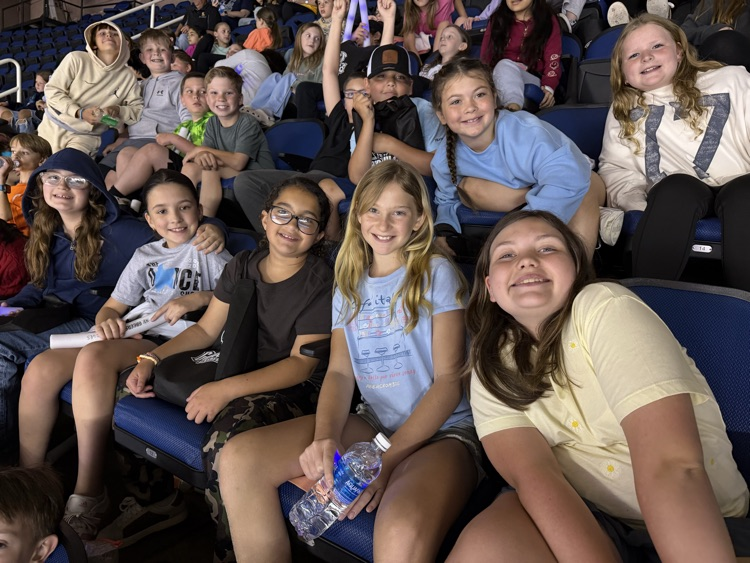 4th grade students had a wonderful field trip to see the Greensboro Gargoyles play today! 🏒 