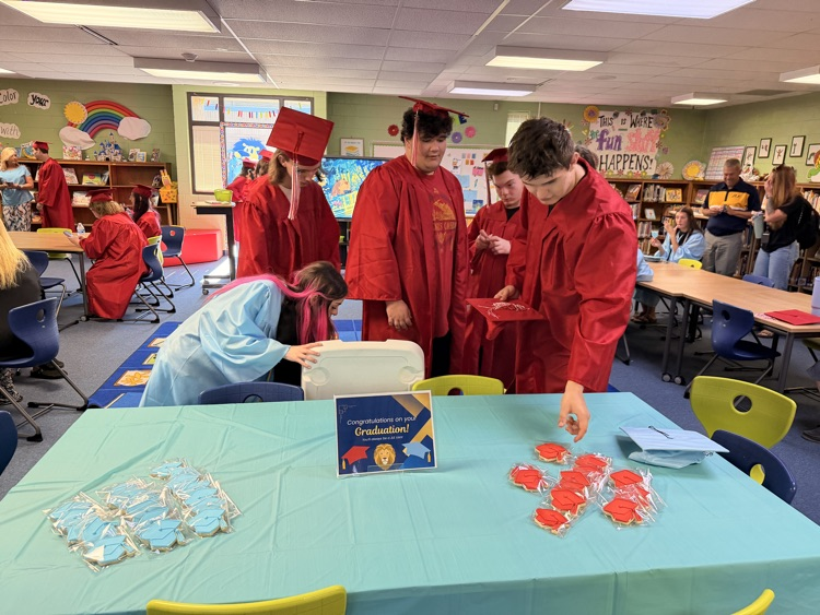 Congrats to the 2026 seniors from Wheatmore and Trinity! They enjoyed walking the halls of their elementary school today! Once a Lion, always a Lion! 🦁