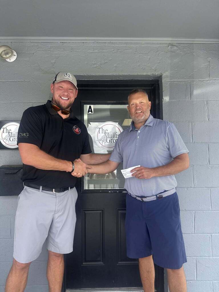 Thank you to Mitch Mullis and Mullis Realty for their generous donation to Randleman High School to help pay off outstanding student meal balances. Your investment in our students removes barriers to learning and makes a lasting impact. ❤️ #RCSS #CommunityPartners #StudentSuccess