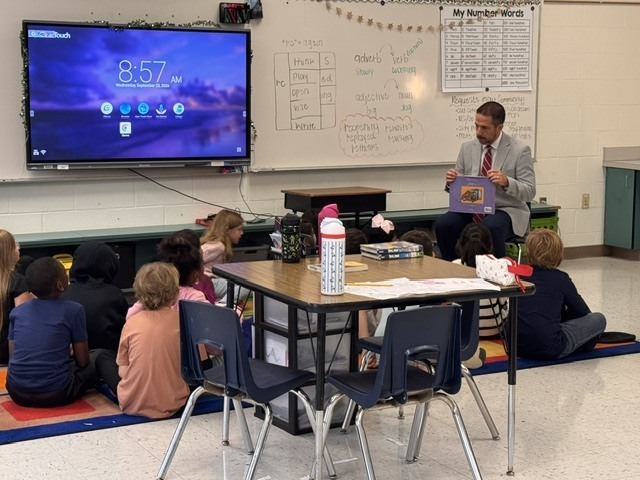Anthony Grosch, RCSS Director of Administrative Services for Students & Athletic Director, visited Archdale Elementary today as part of Leadership Reads! Mr. Grosch spent time reading with third-grade students, sharing the joy of reading and encouraging students to keep turning the pages.