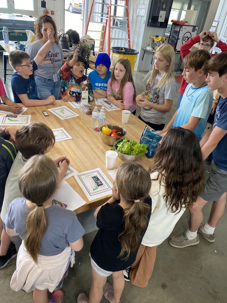 FFA STUDENTS WORKING WITH ELEM KIDS