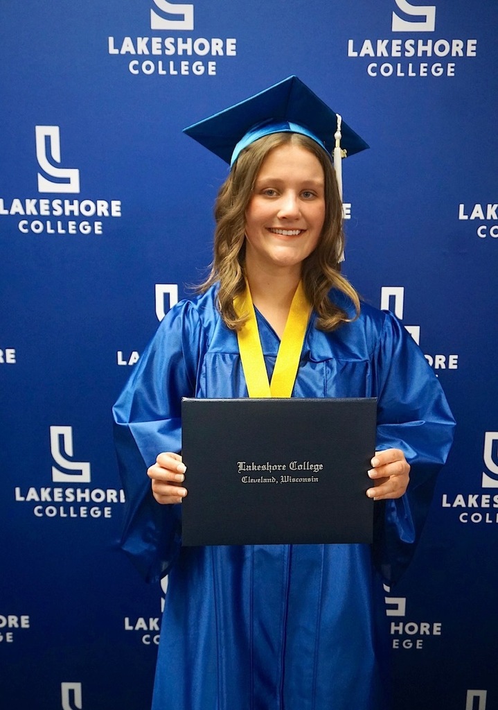 Valedictorian McKenzie Nejedlo