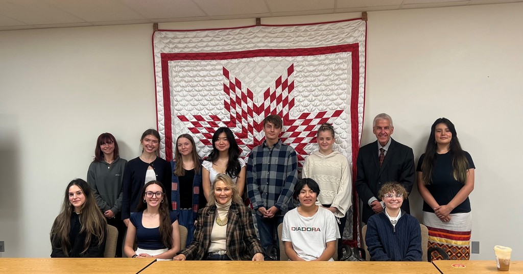 picture of student council with Dr. Graves and the First Lady of SD