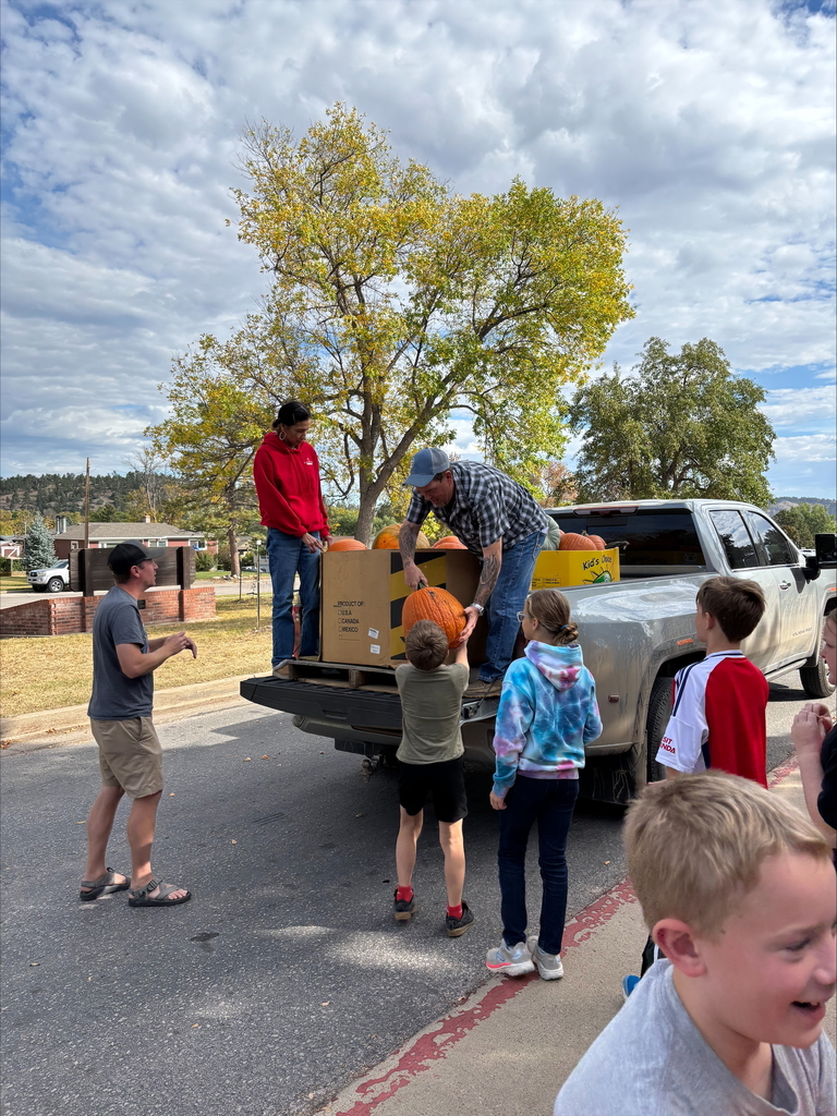 students helping unload