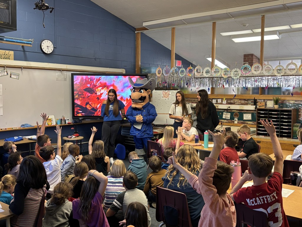 students and Raider mascot