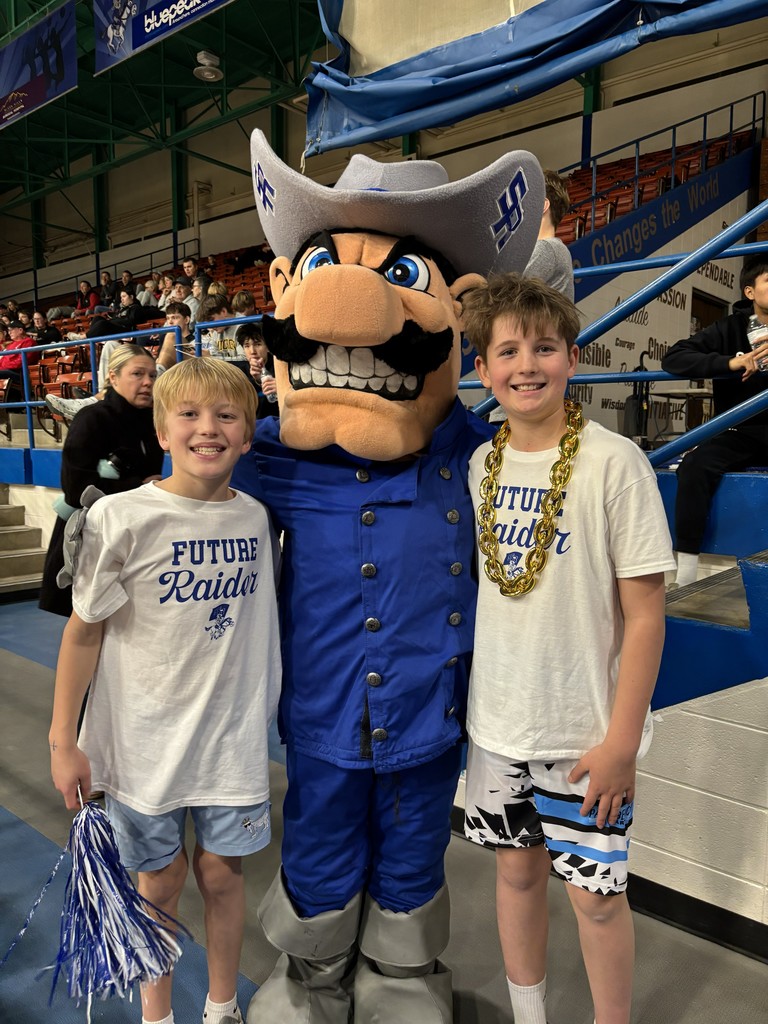 students smiling with mascot