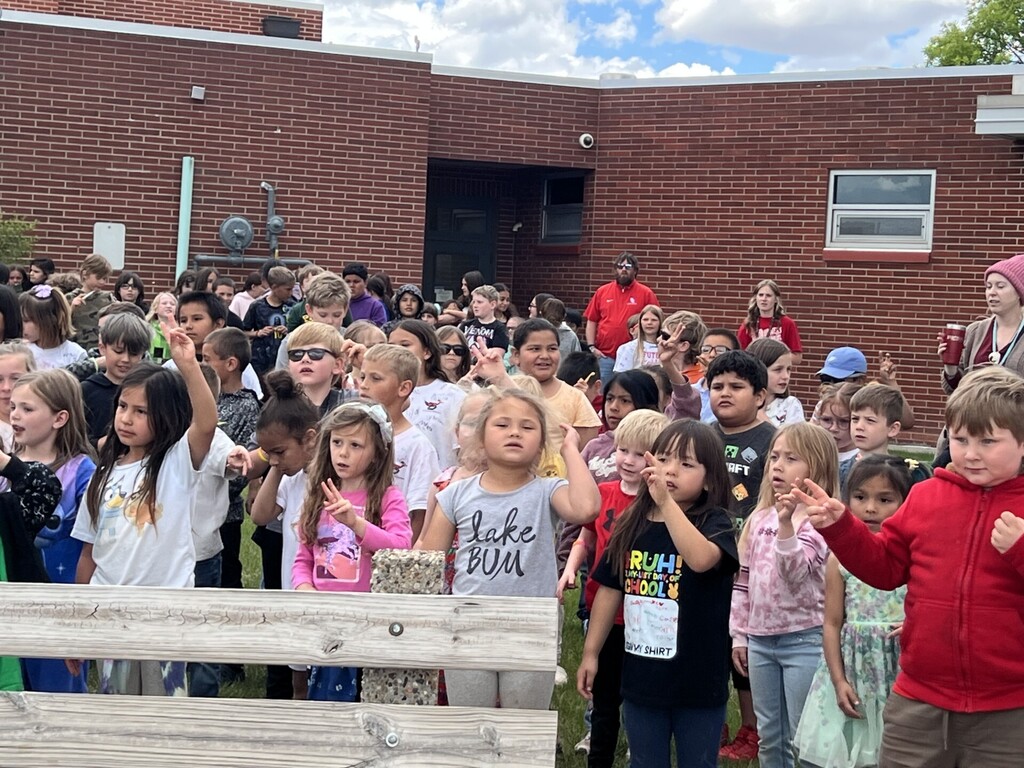 Kids singing 