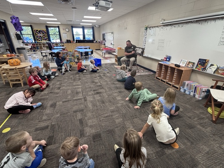Officer Piitz Reads to the Preschool