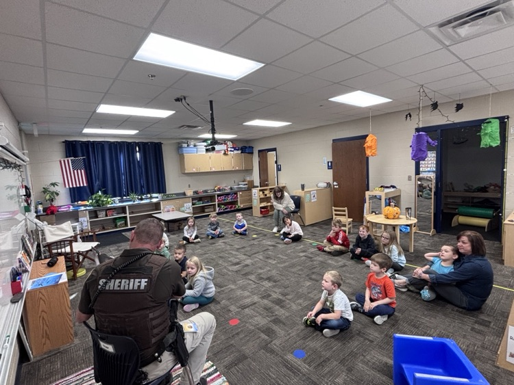 Officer Piitz Reads to the Preschool