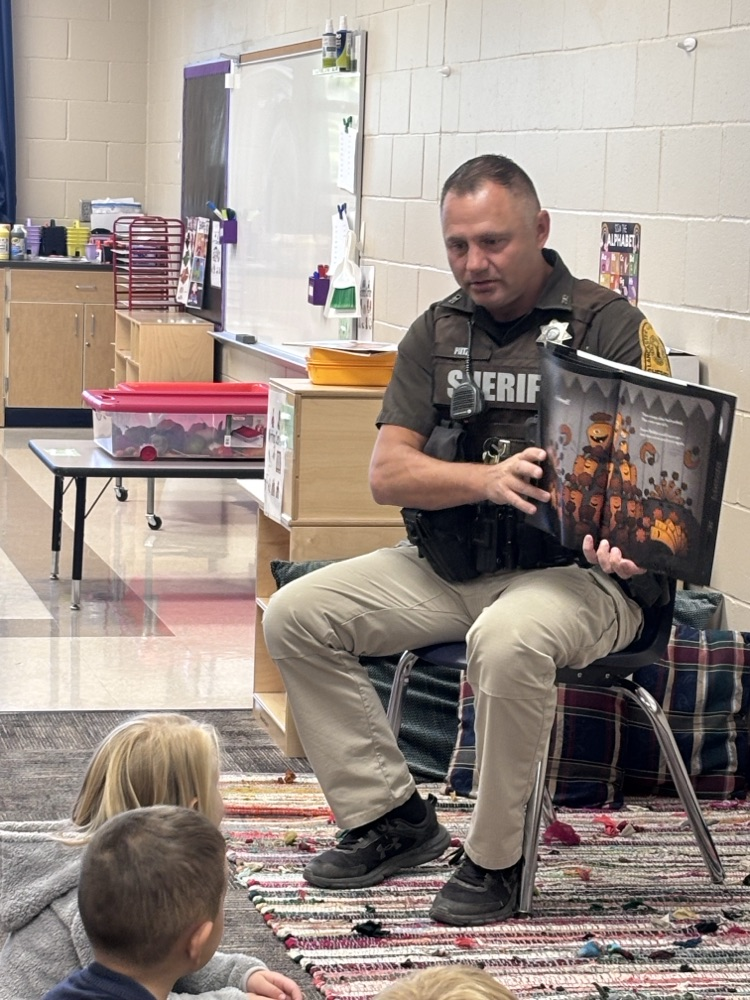 Officer Piitz Reads to the Preschool