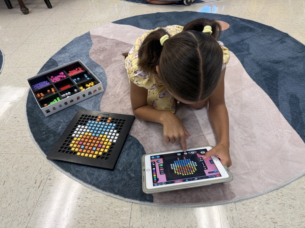 Children use Bloxels to game design
