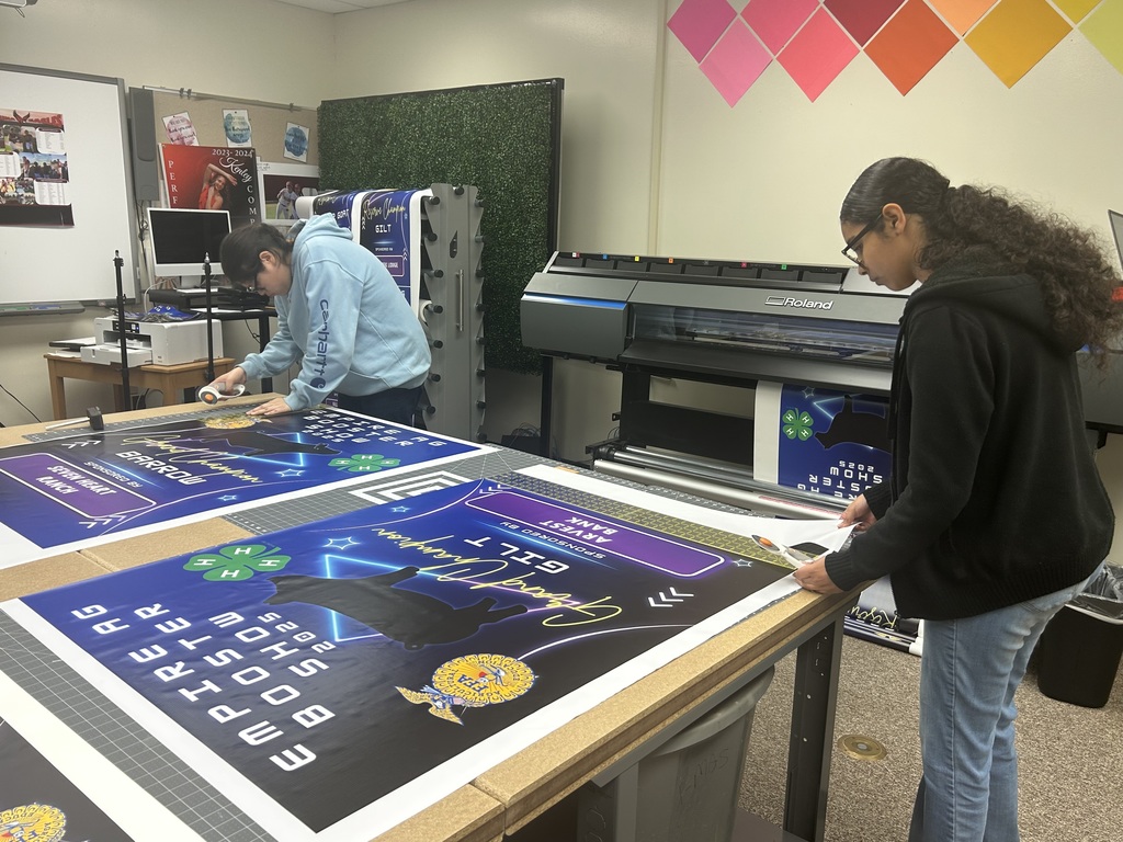 GDDM students working on banner project