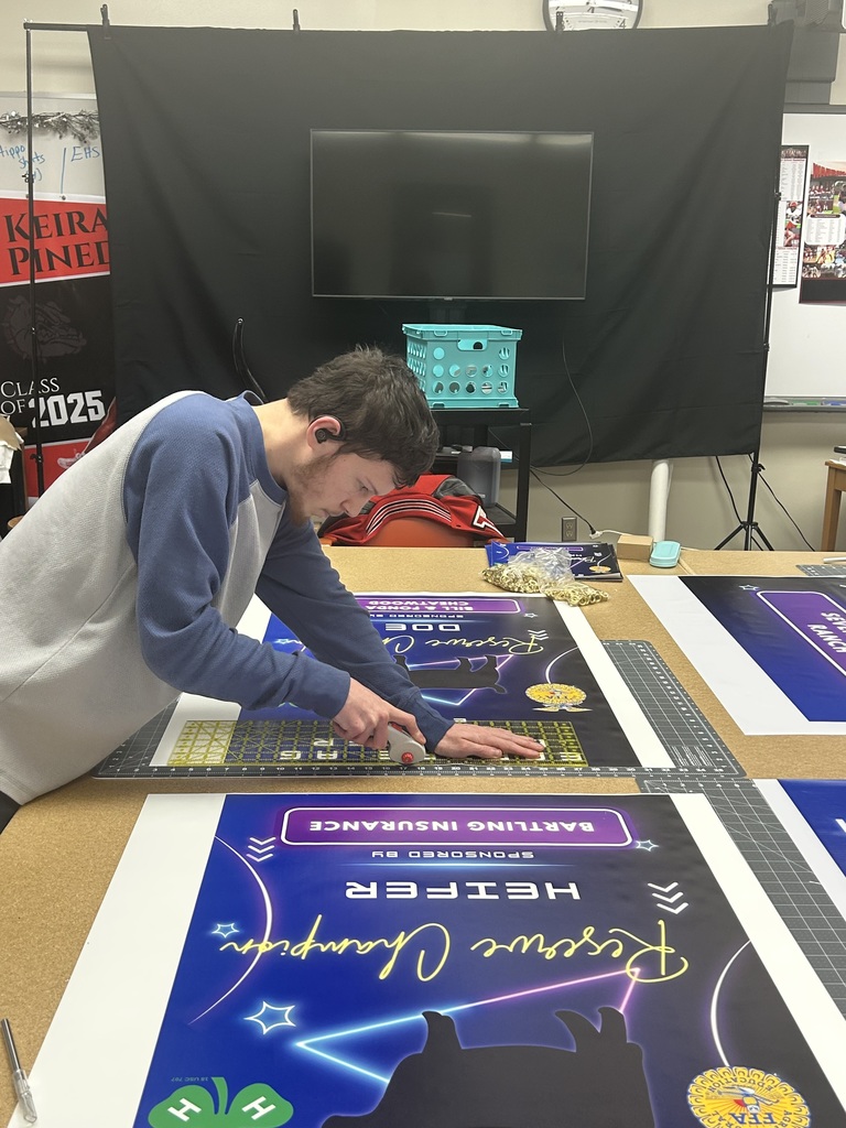 GDDM students working on banner project