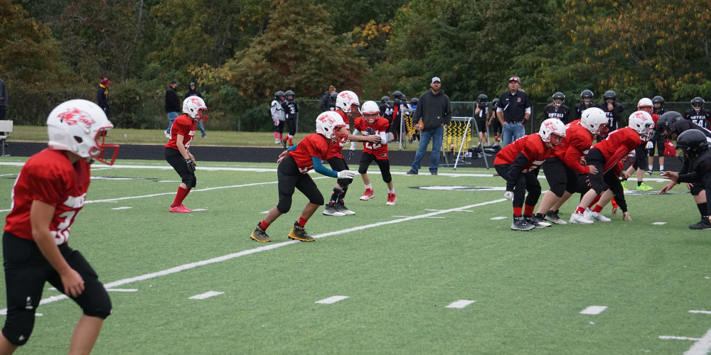 youth football team running a play