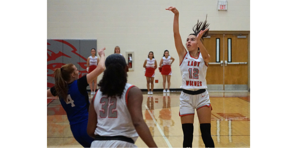 saylor johnson shooting basketball