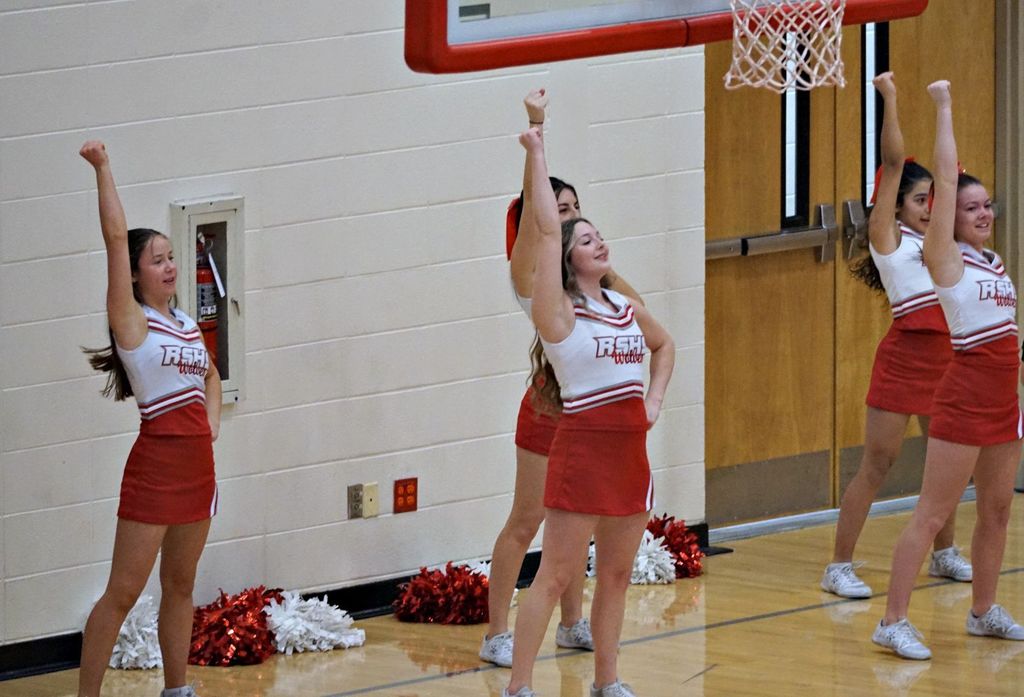 cheerleaders with one arm up 