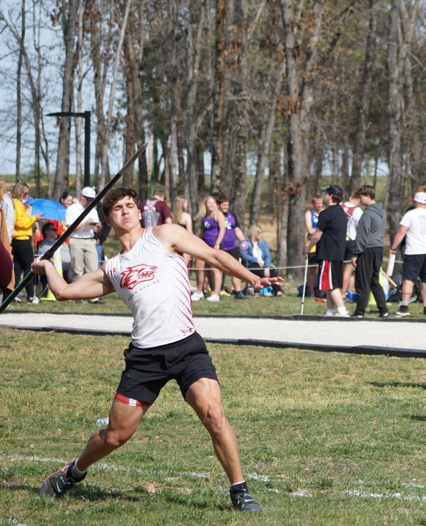 Brody Bekebrede throwing javelin