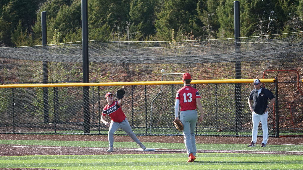1st baseman catching throw