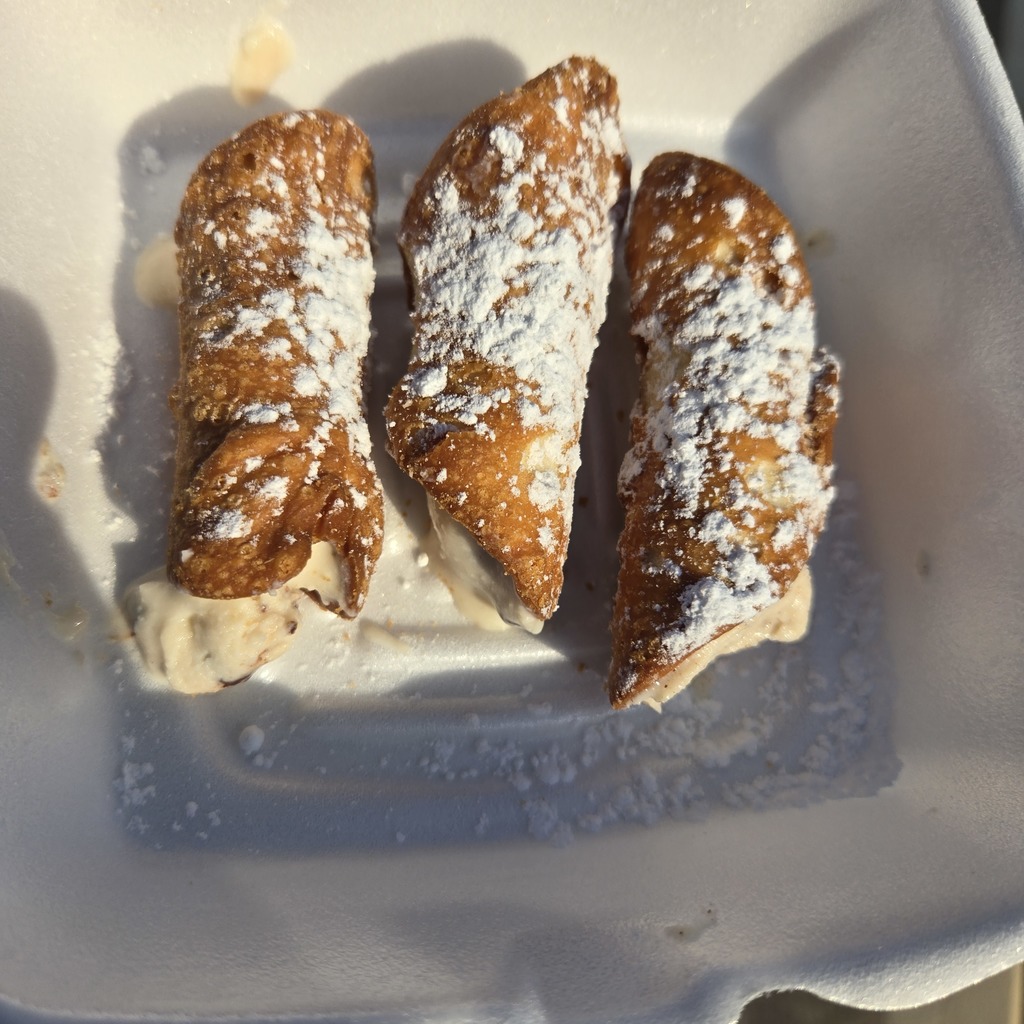 Dessert cannoli