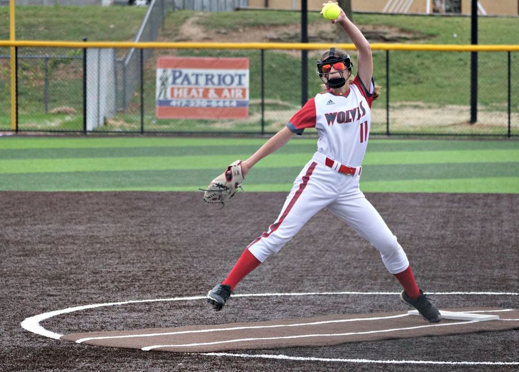 Ella Reinsch pitching