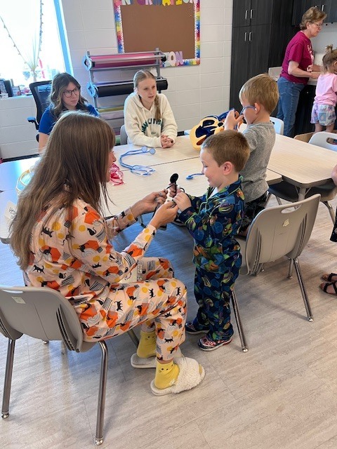 teacher shows medical equipment to students