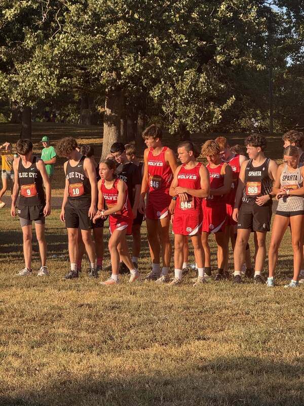 Cross Country team getting ready to start race