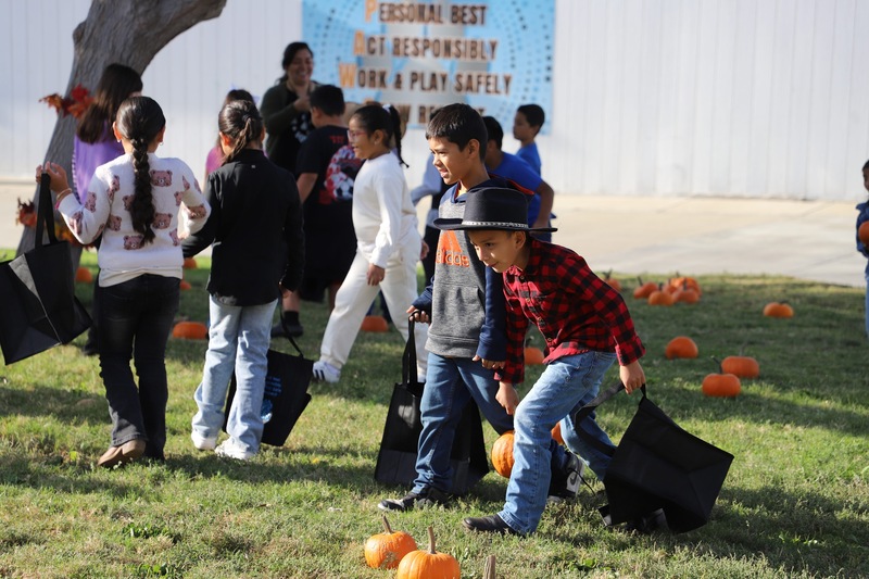 TES Students at pumpkin patch