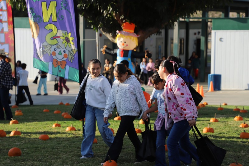 TES Students at pumpkin patch