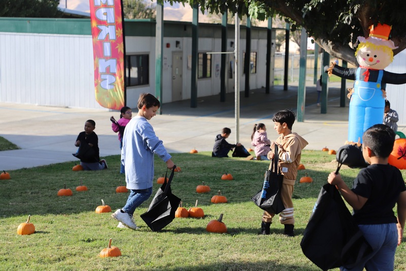 TES Students at pumpkin patch