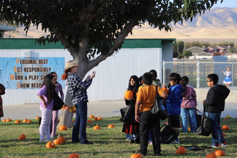 TES Students at pumpkin patch