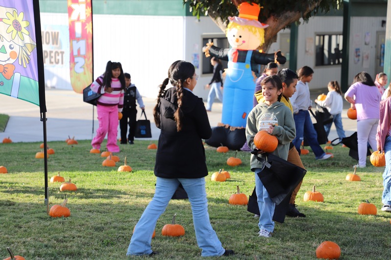 TES Students at pumpkin patch