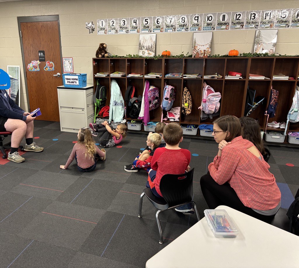 Big Buffs and little Buffs like to read together.