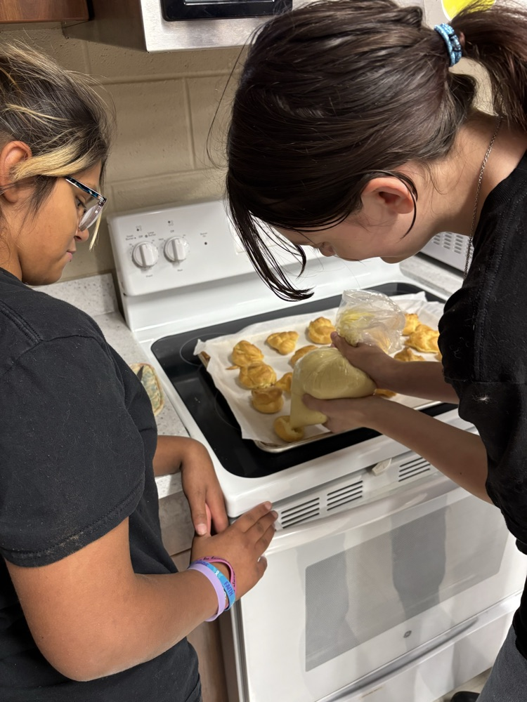 Filling the pastry with delicious cream pudding !