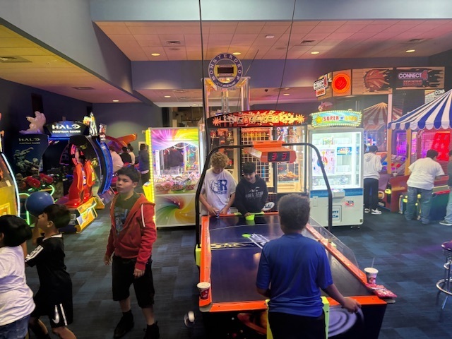 6th grade on their attendance field trip