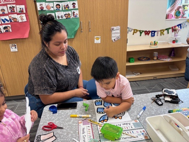 Pre-K students working on thanksgiving parade