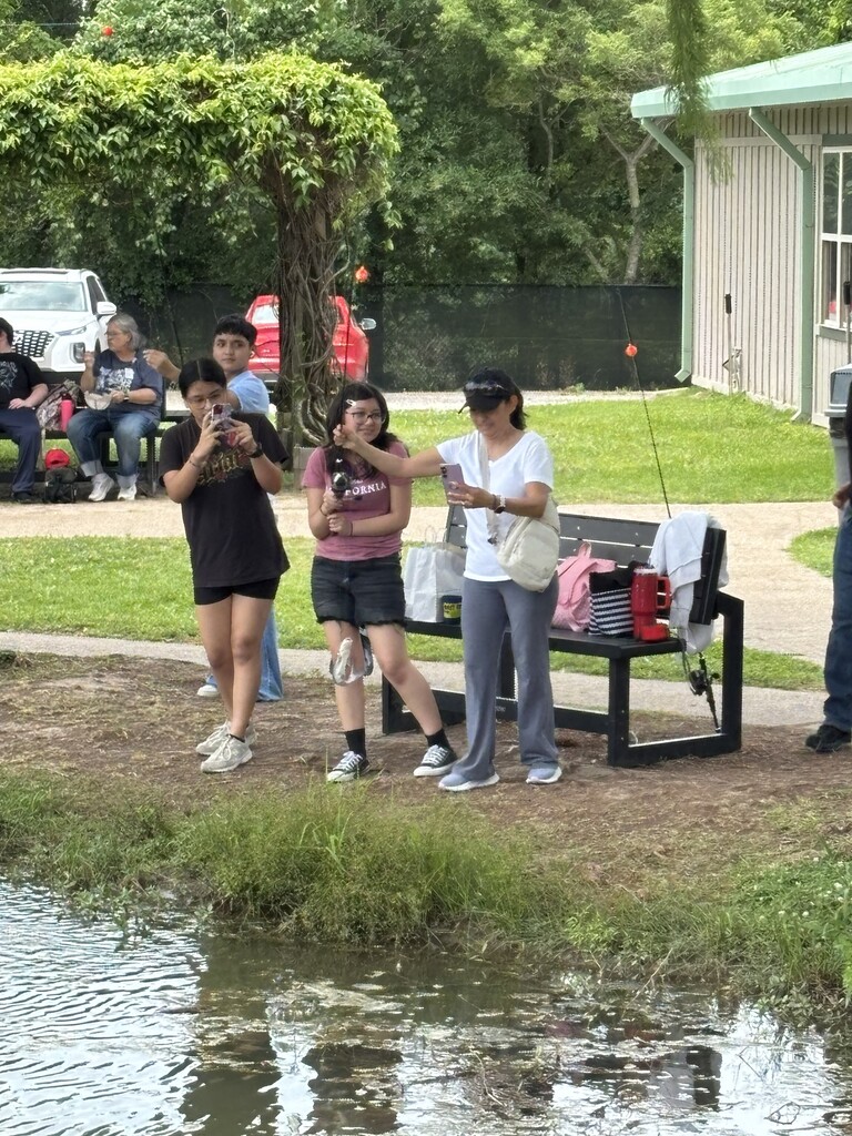 7th grade students on field trip to fishery