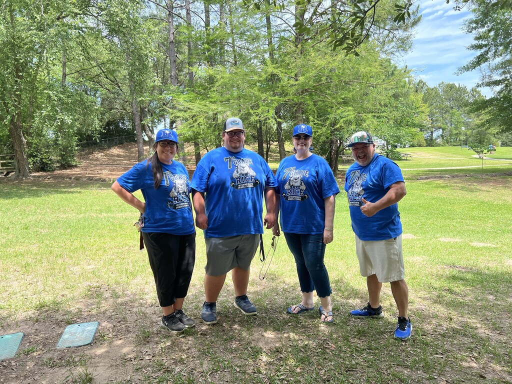 7th grade students on field trip to fishery