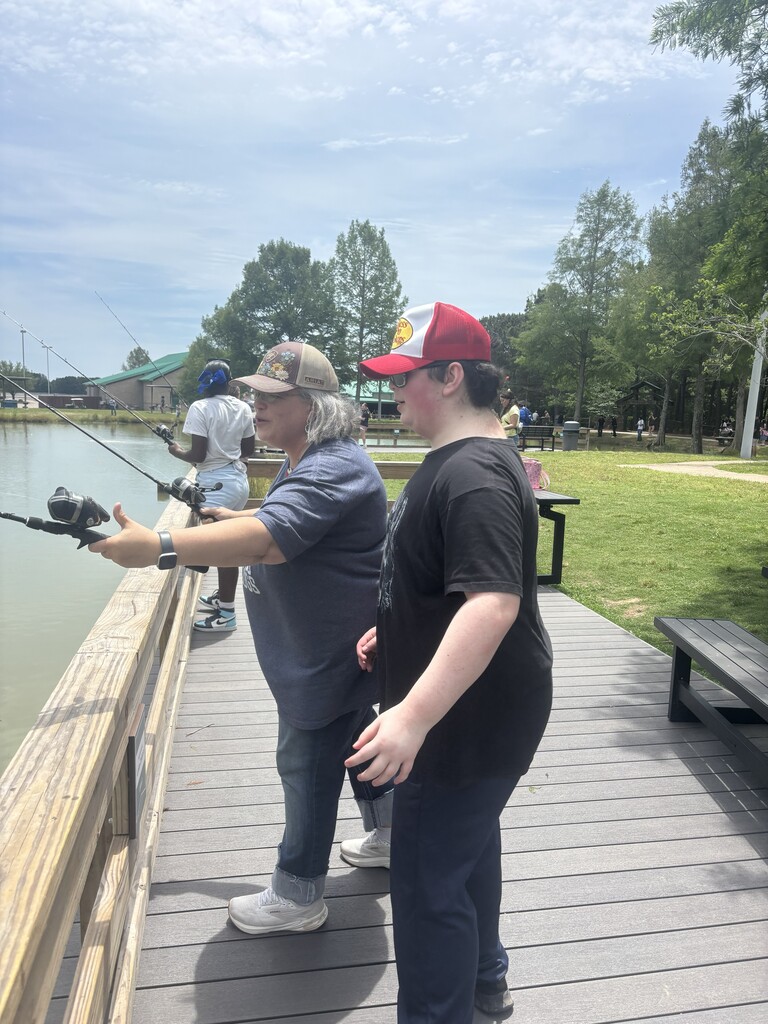7th grade students on field trip to fishery