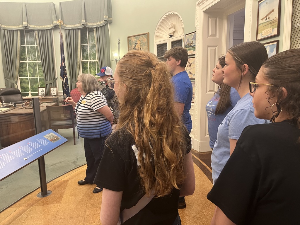 7th Graders viewing the replica Oval Office of President Harry S. Truman 
