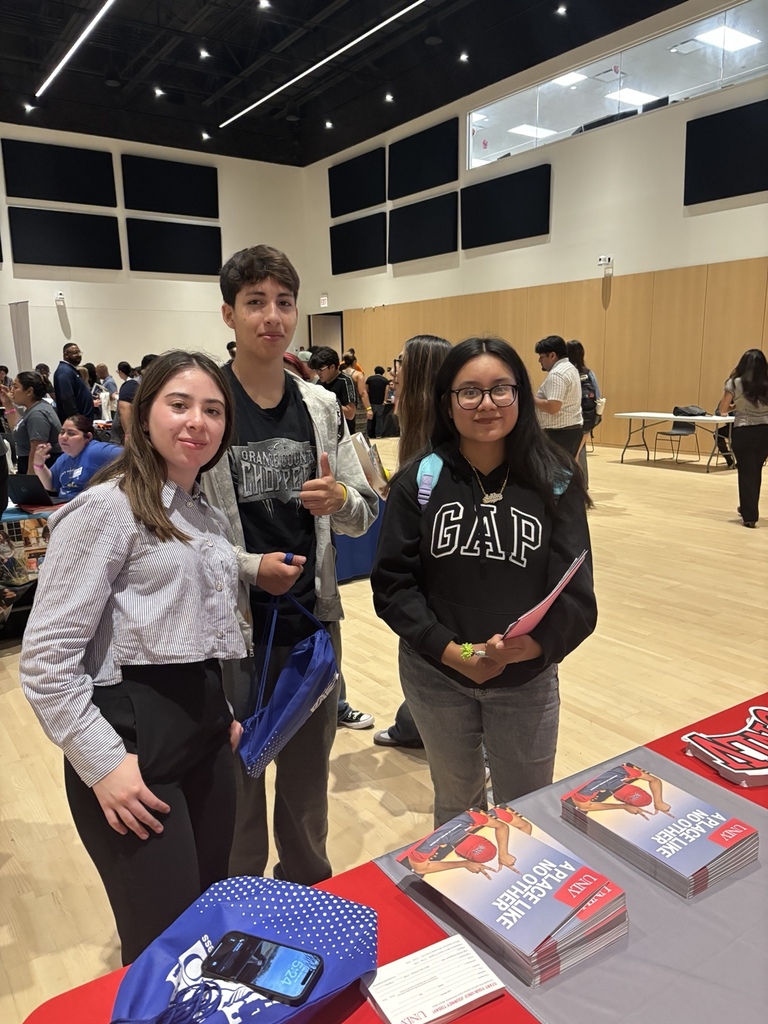 English: Three students visit the University of Nevada, Las Vegas information table during the college expo and speak with a university representative. Español: Tres estudiantes visitan la mesa informativa de la Universidad de Nevada, Las Vegas durante la feria universitaria y conversan con una representante de la universidad.