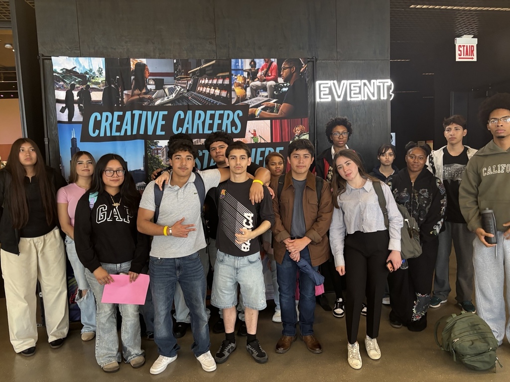 English: A large group of Rich Township students pose together near the Creative Careers area during the Chicago Latino College Expo. Español: Un grupo grande de estudiantes de Rich Township posa junto en el área de Creative Careers durante la Chicago Latino College Expo.