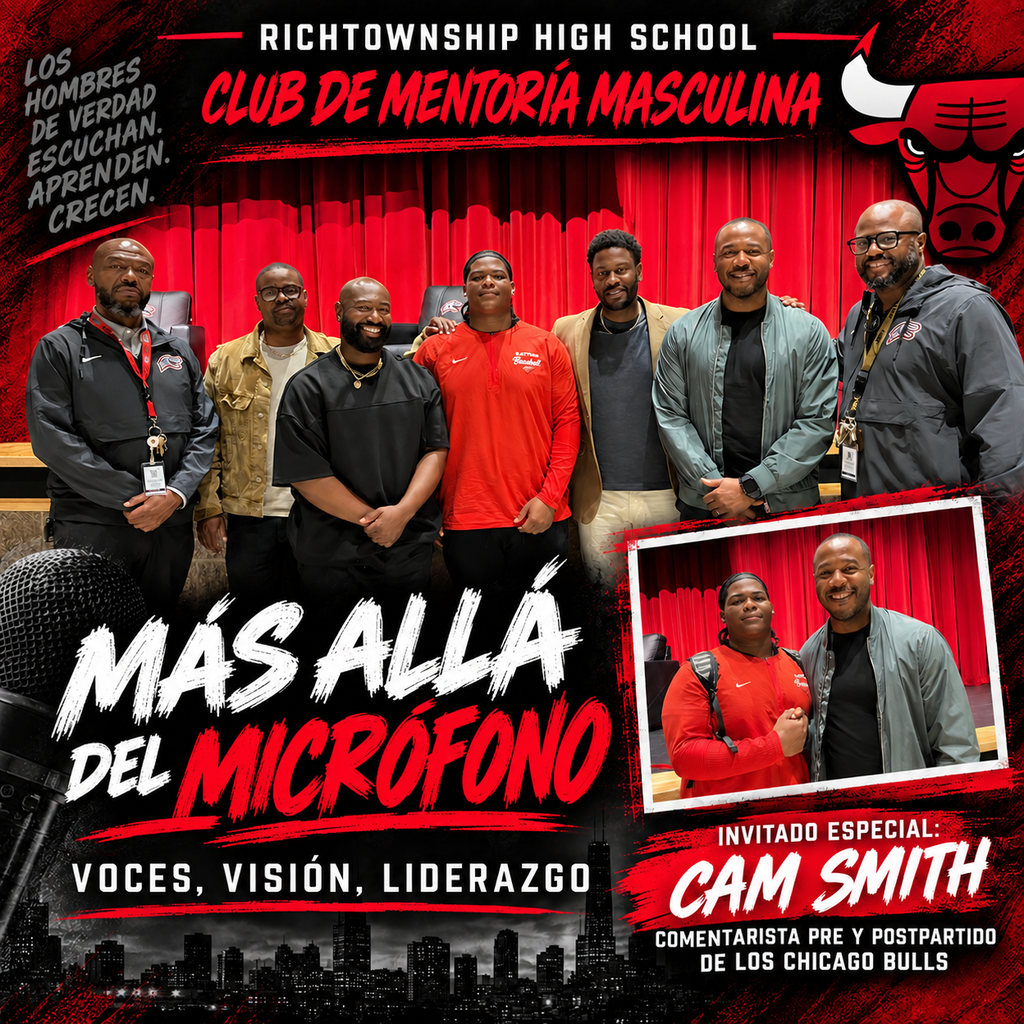 Gráfico del evento “Beyond the Mic” del Club de Mentoría Masculina de Rich Township High School, con una foto grupal de mentores, personal, un estudiante-atleta y el invitado especial Cam Smith frente a las cortinas rojas del auditorio. Una foto insertada muestra a Cam Smith junto al estudiante-atleta. El gráfico incluye la frase “Voices. Vision. Leadership.” y presenta a Cam Smith como comentarista de los programas previos y posteriores a los partidos de los Chicago Bulls.