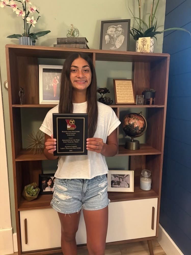 Aletheia with her award