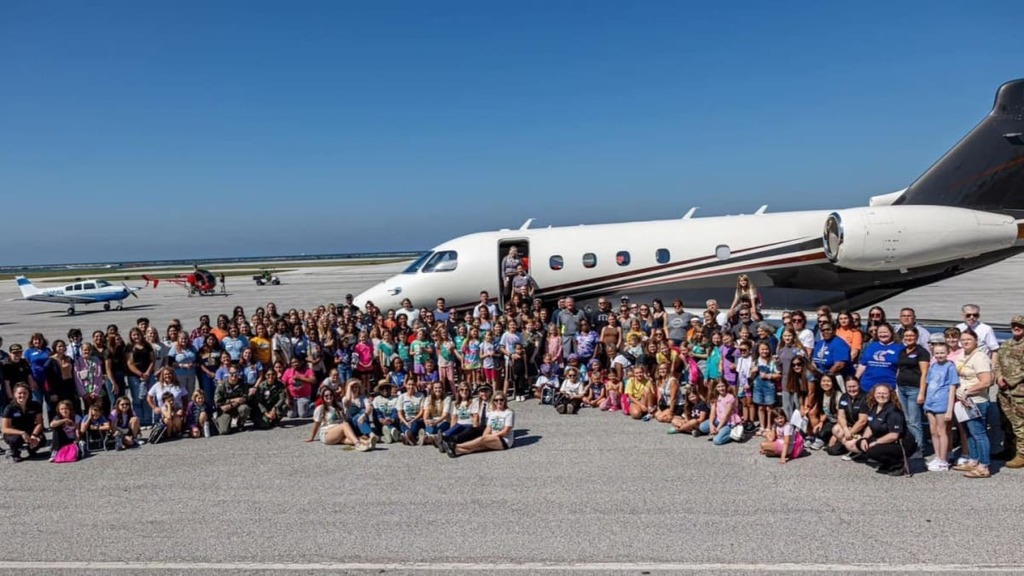 Girls in Aviation Photo in front of a plane